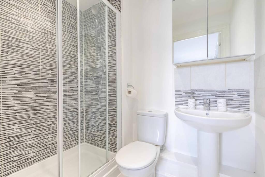 2 Bed & 2 Bath Cosy Apartment Slough- Free Parking Eksteriør billede