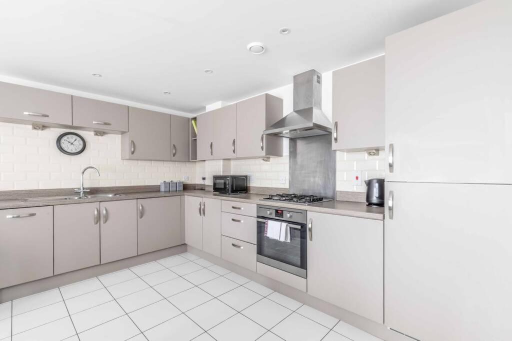2 Bed & 2 Bath Cosy Apartment Slough- Free Parking Eksteriør billede