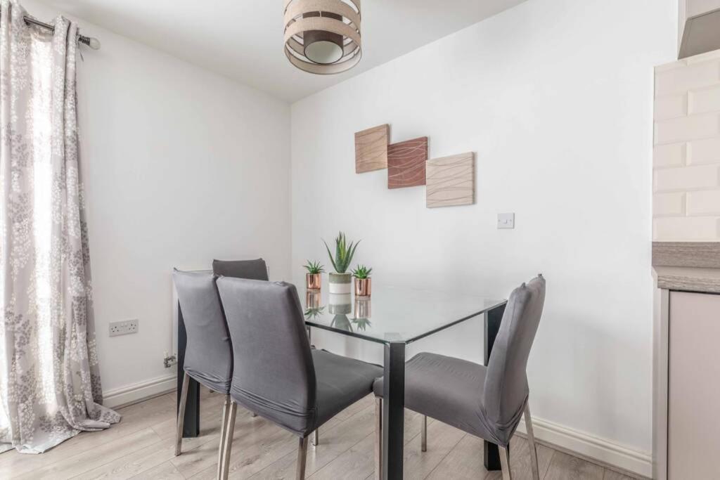 2 Bed & 2 Bath Cosy Apartment Slough- Free Parking Eksteriør billede